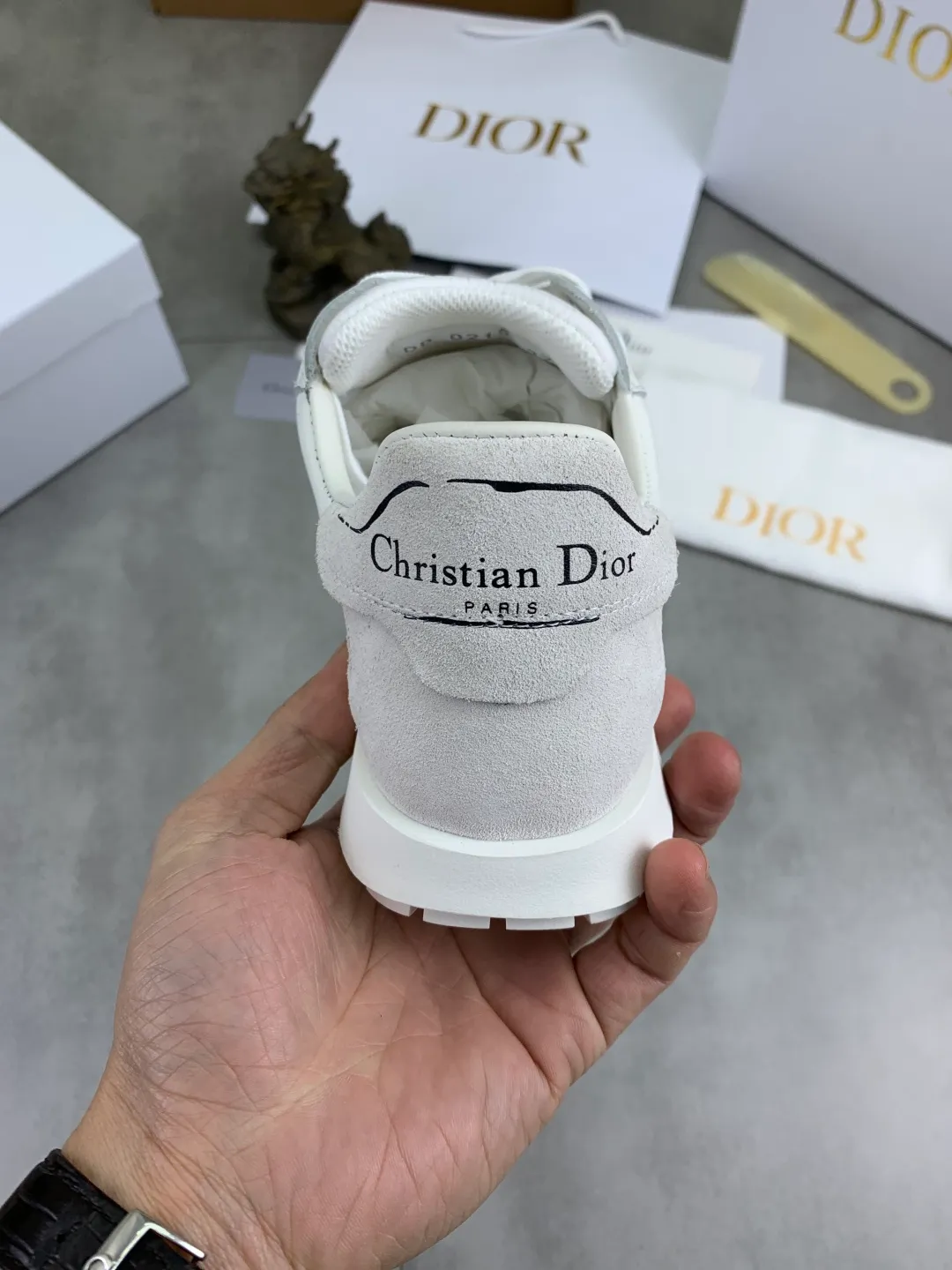 Men's men's shoes P560 new Dior Tech sneakers 2026 early spring series new products, with fashionable details, highlighting retro aesthetics. The light beige anti-suede cow leather upper is spliced ​​with apricot transparent mesh fabric on the side. The upper window edge is adhered with high-frequency flat ironing and back-pressure. It replicates the original craftsmanship, making it beautiful and comfortable without falling off. The interior is made of sheep lining of the same color and is soft and comfortable. The heel and tongue are embellished with the Paris logo. The textured TPU soles with the same color logo. The high-end version is exquisitely packaged with an airplane box, adding to the high-end style. Color: 4️⃣colors available Size: Female 35-41 Male 39-46